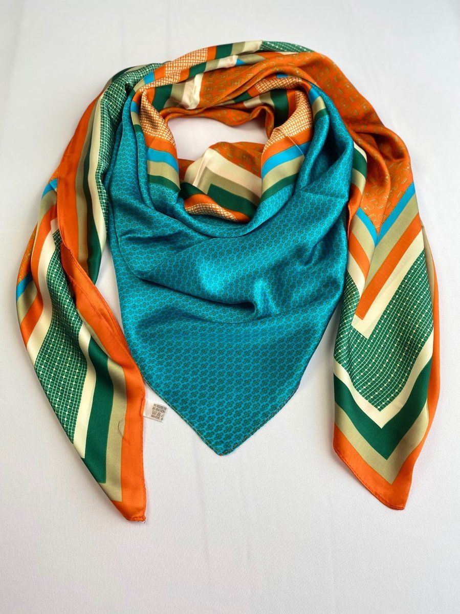 Vierkante modieuze sjaal 130 x 130 cm / 70% viscose met 30 % zijde