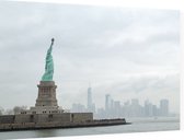 Het Vrijheidsbeeld en skyline van New York in de mist - Foto op Dibond - 60 x 40 cm