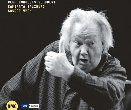 Sándor Végh geeft een duim omhoog op een zwart-wit foto.