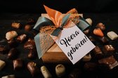 Chocolade cadeau - Doosje Belgische pralines "Hoera geboren" 500 gr - Ambachtelijk vervaardigde bonbons - Chocolade geschenkset