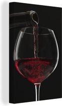 Canvas Schilderij Plaatje van rode wijn die in wijnglas wordt gegoten - 60x90 cm - Wanddecoratie