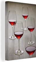 Canvas Schilderij Vijf mooie glazen rode wijn - 20x30 cm - Wanddecoratie