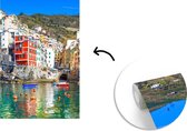 Behang - Fotobehang Gekleurde boten in het water bij Cinque Terre - Breedte 150 cm x hoogte 220 cm
