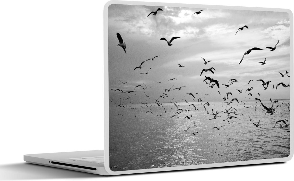 Afbeelding van product SleevesAndCases  Laptop sticker - 15.6 inch - Zeemeeuwen boven het water - zwart wit