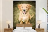 Behang - Fotobehang Een een Golden Retriever puppy in de tuin - Breedte 145 cm x hoogte 220 cm