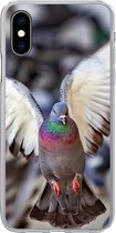 Geschikt voor iPhone X hoesje - Close-up van een opvliegende duif - Siliconen Telefoonhoesje