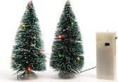 2x stuks kerstdorp onderdelen miniatuur kerstbomen met gekleurde verlichting 15 cm - Verlichte boompjes