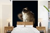 Behang - Fotobehang Een Ragdoll kat zittend op een paal - Breedte 175 cm x hoogte 240 cm
