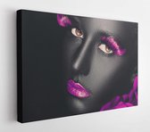 Creatief en modieus portret van een meisje met een donkere huidskleur en gekleurde make-up - Canvas Modern Art - Horizontaal - 457236586 - 80*60 Horizontal