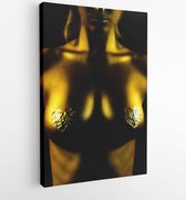 Onlinecanvas - Schilderij - Mooie Vrouwelijke Borst Is Bedekt Met Gouden Stuifmeel Art Verticaal Vertical - Multicolor - 50 X 40 Cm