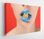 Mooie jonge vrouw met creatieve make-up en snoep in de mond op een achtergrond in kleur, close-up - Modern Art Canvas - Horizontaal - 1104767438 - 115*75 Horizontal