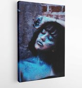 Onlinecanvas - Schilderij - Vrouw Met Blauwe Glitters Leunend Bruine Muur Art Verticaal Vertical - Multicolor - 40 X 30 Cm