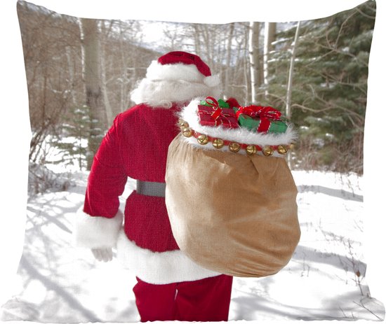 Sierkussens - Kussentjes Woonkamer - 45x45 cm - De kerstman loopt met een zak vol met kerstcadeaus door een bos - Kerstversiering - Kerstdecoratie voor binnen - Woonkamer