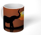 Mok - Een vector tekening van een olifant bij zonsondergang - 350 ML - Beker