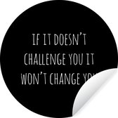 WallCircle - Muurstickers - Behangcirkel - Engelse quote "If it doesn't challenge you it won't change you" op een zwarte achtergrond - 80x80 cm - Muurcirkel - Zelfklevend - Ronde Behangsticker