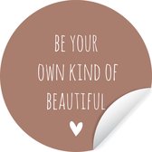 WallCircle - Muurstickers - Behangcirkel - Engelse quote "Be your own kind of beautiful" met een hartje tegen een bruine achtergrond - ⌀ 30 cm - Muurcirkel - Zelfklevend - Ronde Behangsticker