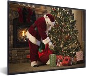 Photo dans le cadre - Le Père Noël met des cadeaux sous le cadre photo arbre noir 40x30 cm - Affiche sous cadre (Décoration murale salon / chambre)