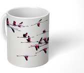 Mok - Een zwerm flamingo's vliegt door de lucht - 350 ML - Beker
