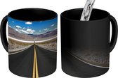 Magische Mok - Foto op Warmte Mok - Een lege snelweg in Death Valley Nationaal Park van Californië - 350 ML