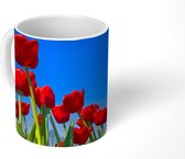 Mok - Rode tulpen en een blauwe lucht - 350 ML - Beker