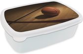 Broodtrommel Wit - Lunchbox - Brooddoos - Een basketbal in de spotlight op een basketbalveld - 18x12x6 cm - Volwassenen