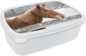 Broodtrommel Wit - Lunchbox Paard - Sneeuwvlok - Hek - Winter - Brooddoos 18x12x6 cm - Brood lunch box - Broodtrommels voor kinderen en volwassenen
