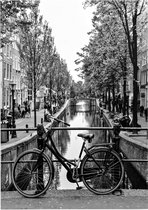 Oude Opoefiets op een brug van een Amsterdams kanaal - Foto op Forex - 90 x 120 cm