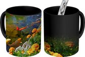 Magische Mok - Foto op Warmte Mokken - Koffiemok - Koi karpers in een vijver met bloemen - Magic Mok - Beker - 350 ML - Theemok