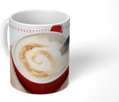 Mok - De vrouwelijke handen zijn gevouwen om het kopje cappuccino - 350 ML - Beker