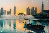 Toeristische boot voorbij prachtige fonteinen in Dubai - Foto op Tuinposter - 225 x 150 cm
