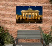 Verlichte Brandenburger Tor op een Berlijnse avond - Foto op Tuinposter - 150 x 100 cm