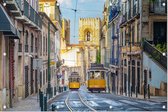 Tramwagons op lijn 28E in heuvelachtig Lissabon - Foto op Tuinposter - 225 x 150 cm