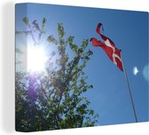 Canvas Schilderij De Deense vlag met een blauwe hemel - 80x60 cm - Wanddecoratie