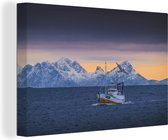 Un bateau de pêche avec des montagnes en arrière-plan Toile 60x40 cm - Tirage photo sur toile (Décoration murale salon / chambre)