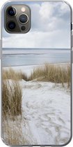 Geschikt voor iPhone 13 Pro Max hoesje - Noordzee - Duinen - Water - Siliconen Telefoonhoesje
