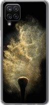 Geschikt voor Samsung Galaxy A12 hoesje - Goud poeder op een zwarte achtergrond - Siliconen Telefoonhoesje