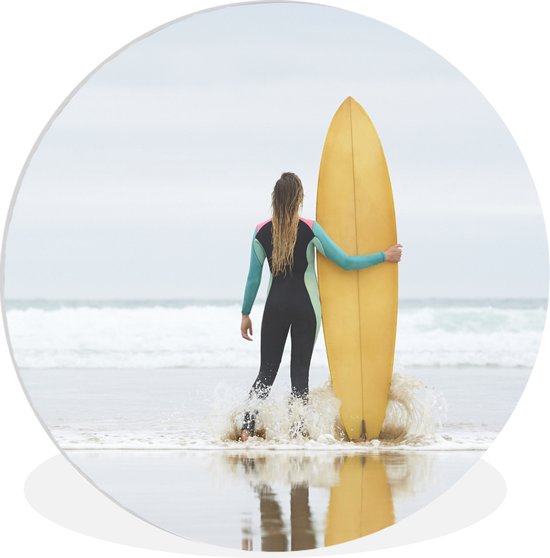 WallCircle - Wandcirkel ⌀ 150 - Vrouwelijke surfer staat naast surfplank - Ronde schilderijen woonkamer - Wandbord rond - Muurdecoratie cirkel - Kamer decoratie binnen - Wanddecoratie muurcirkel - Woonaccessoires