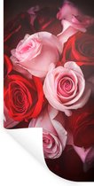 Muurstickers - Sticker Folie - Een close-up van een boeket van roze en rode rozen - 80x160 cm - Plakfolie - Muurstickers Kinderkamer - Zelfklevend Behang - Zelfklevend behangpapier - Stickerfolie