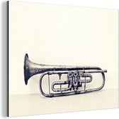 Wanddecoratie Metaal - Aluminium Schilderij Industrieel - Een oude trompet op een tafel - 40x30 cm - Dibond - Foto op aluminium - Industriële muurdecoratie - Voor de woonkamer/slaapkamer
