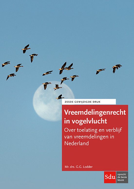 Een groep vogels vliegt voor een volle maan onder een helderblauwe lucht. Rode tekst op de voorkant.