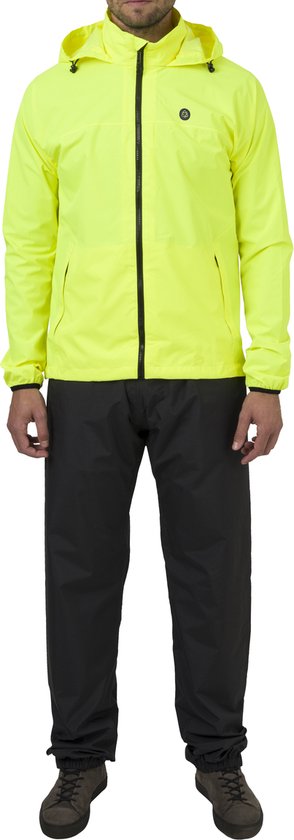 Man in een AGU GO gele regenjas en zwarte regenbroek, staand.