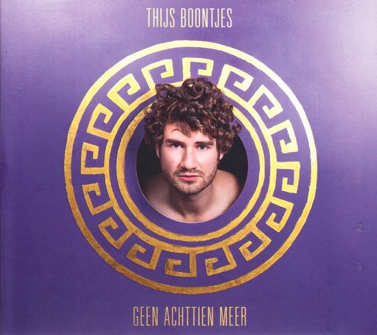 Thijs Boontjes, met krullend bruin haar, kijkt ernstig door een gouden cirkel op een paarse achtergrond. "GEEN ACHTTIEN MEER" staat onderaan.