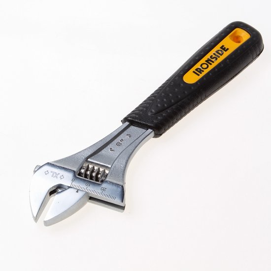 Verstelbare moersleutel van Ironside, 200mm, met zwart handvat met geel logo.