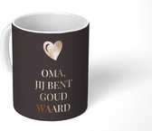 Mok - Koffiemok - Spreuken - Quotes Oma Jij bent goud waard - Moederdag - Cadeau - Black and gold - Mokken - 350 ML - Beker - Koffiemokken - Theemok - Mok met tekst