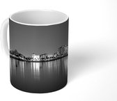 Mok - De kleurrijke lichten van de stad Abu Dhabi reflecteren in het water - zwart wit - 350 ML - Beker