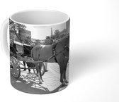 Mok - Paard met wagen in stad - zwart wit - 350 ML - Beker