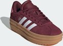 Bordeauxrode Adidas sneaker met witte strepen, dikke gum-zool en roze hielkap.