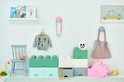 Kinderkamer met LEGO opbergdozen in groen, mintgroen, wit, grijs en roze.