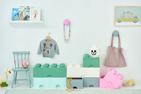 Kinderkamer met LEGO opbergdozen in groen, mintgroen, wit, grijs en roze.