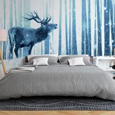 Fotobehangkoning - Behang - Vliesbehang - Fotobehang - Hert in het Winterbos - Sneeuw - Bomen - Deer in the Snow (Blue) - 150 x 105 cm